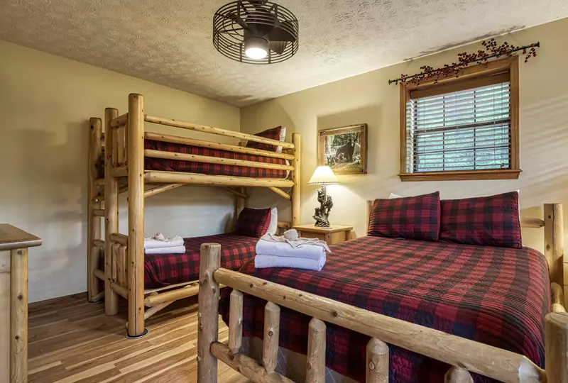 A Beary Good Time lower level bedroom with bunk beds