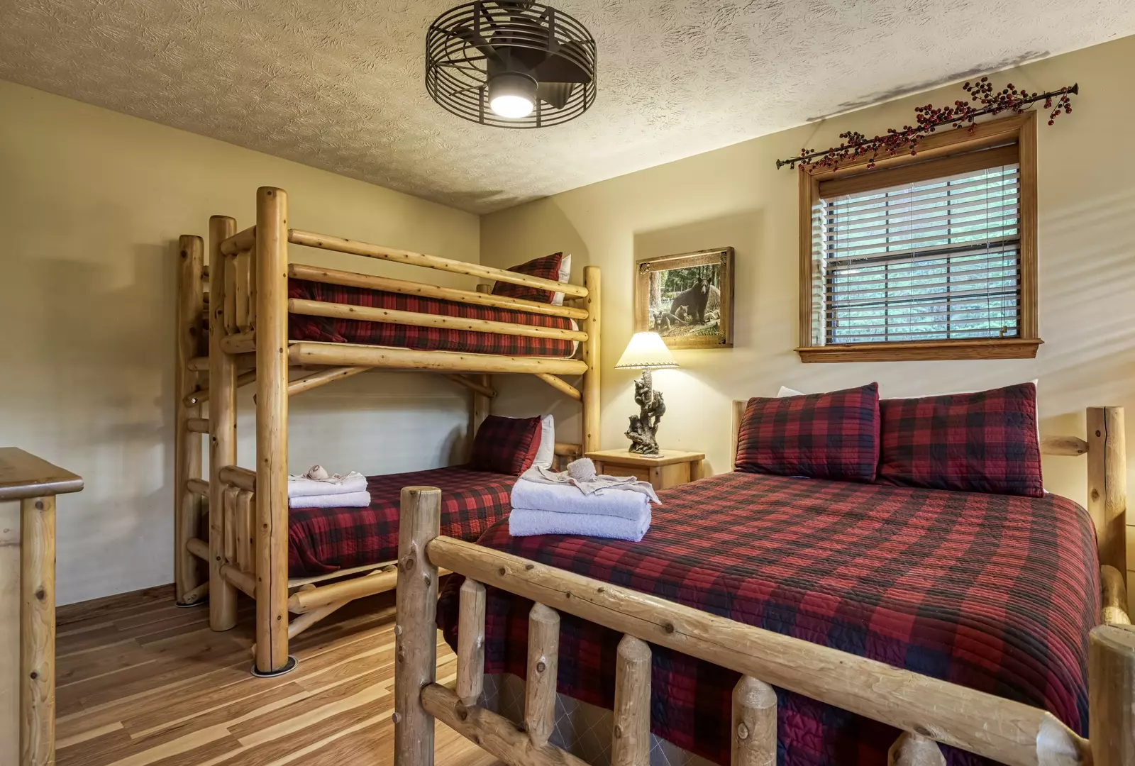 A Beary Good Time lower level bedroom with bunk beds