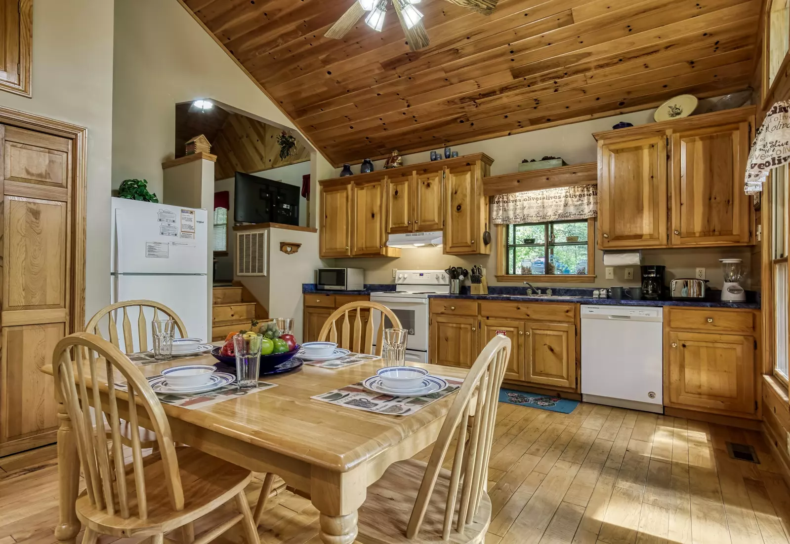 Allen Hideaway dining area and kitchen
