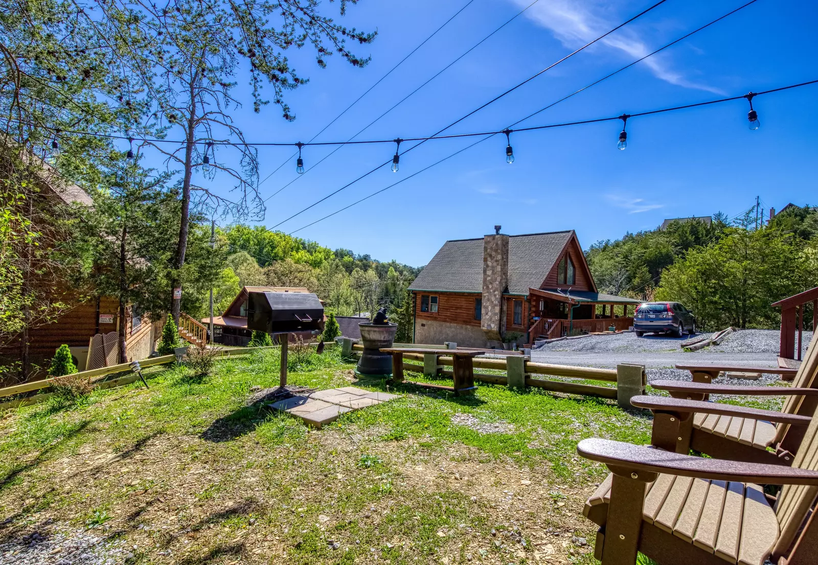 Baby Bear Cabin - Side yard with charcoal grill