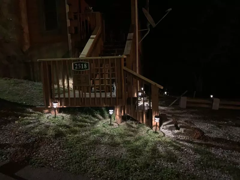 Baby Bear Cabin - Entrance and light display at night