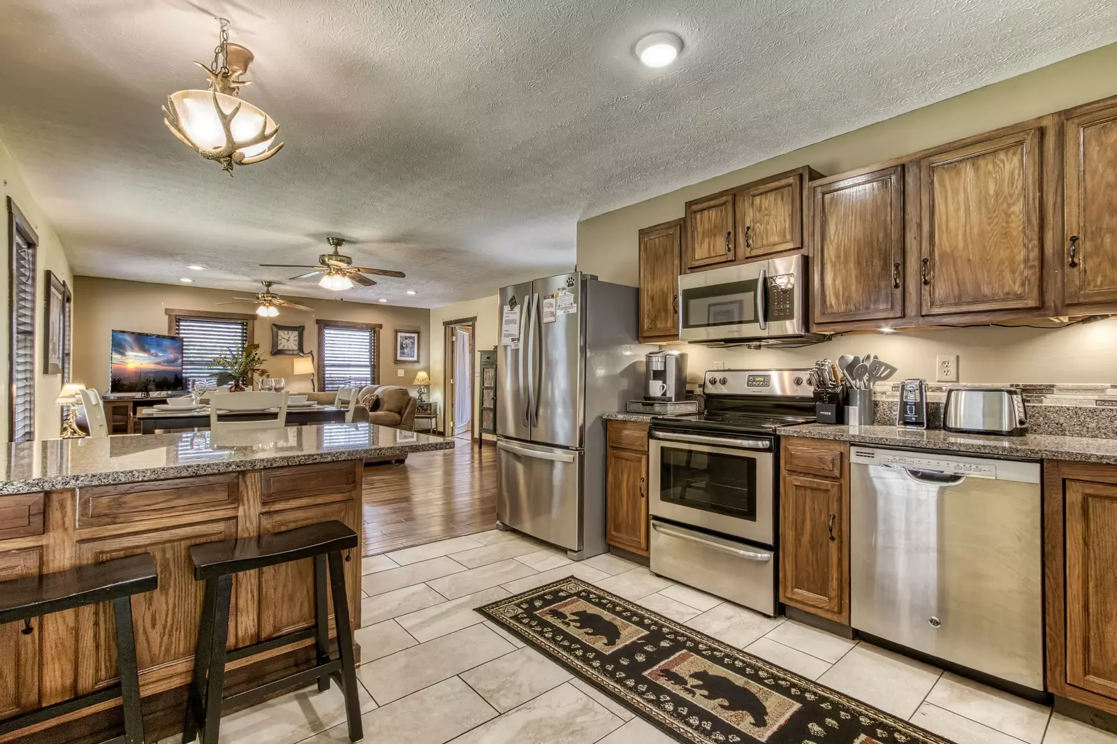 Bear Run - Fully furnished kitchen and bar area