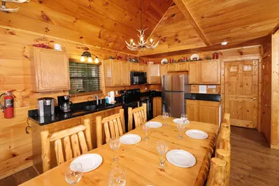 Bearadise Mountain Lodge dining area and kitchen