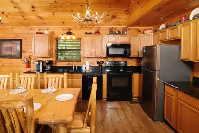 Bearadise Mountain Lodge dining area and fully furnished kitchen