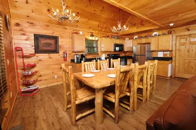 Bearadise Mountain Lodge dining area