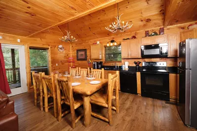 Bearadise Mountain Lodge dining area and kitchen