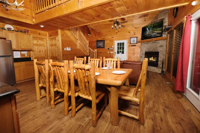 Bearadise Mountain Lodge dining area