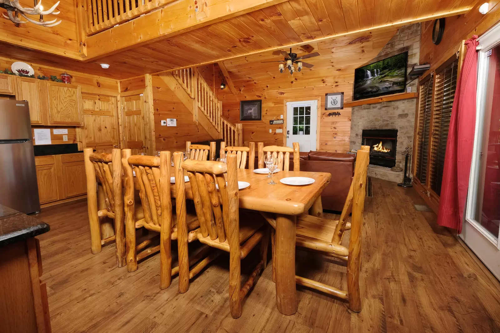Bearadise Mountain Lodge dining area