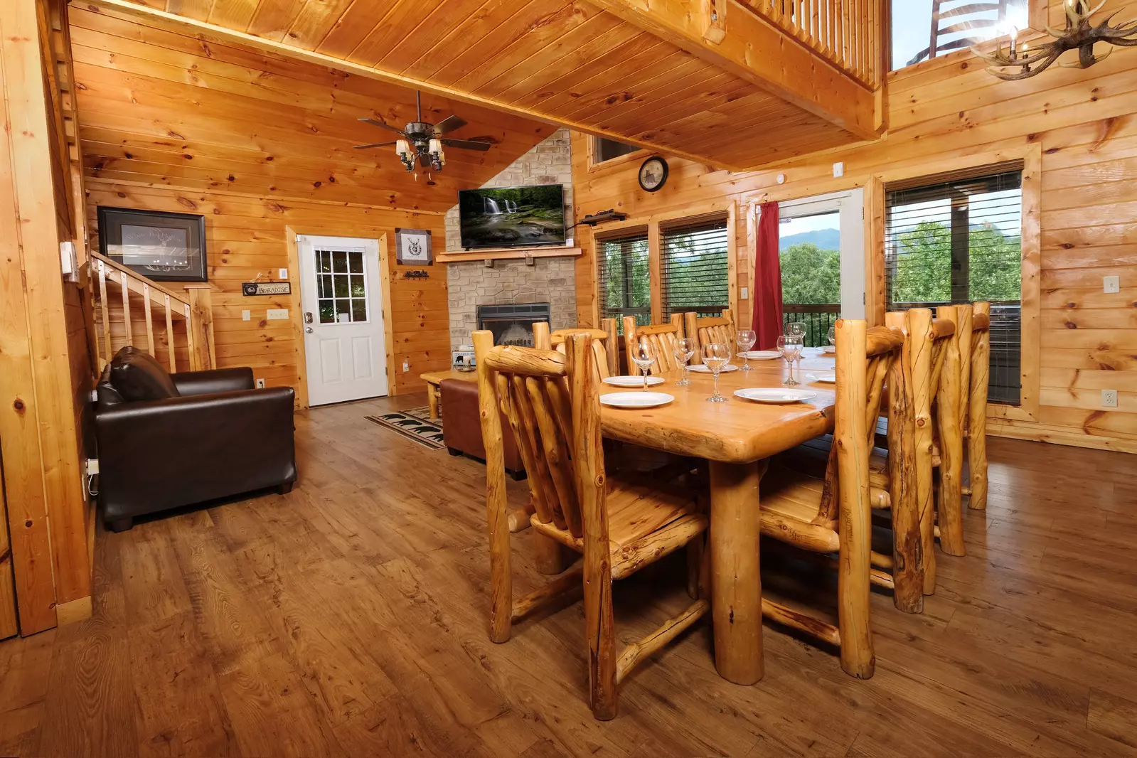 Bearadise Mountain Lodge dining area and living room