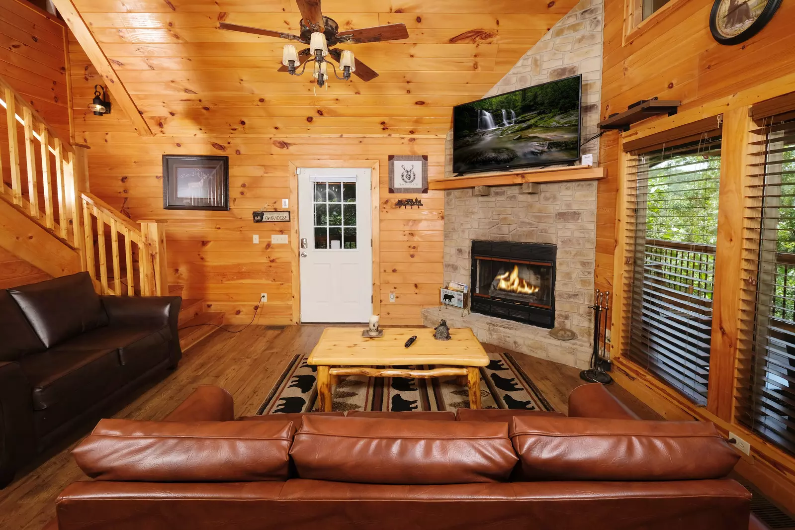 Bearadise Mountain Lodge living room