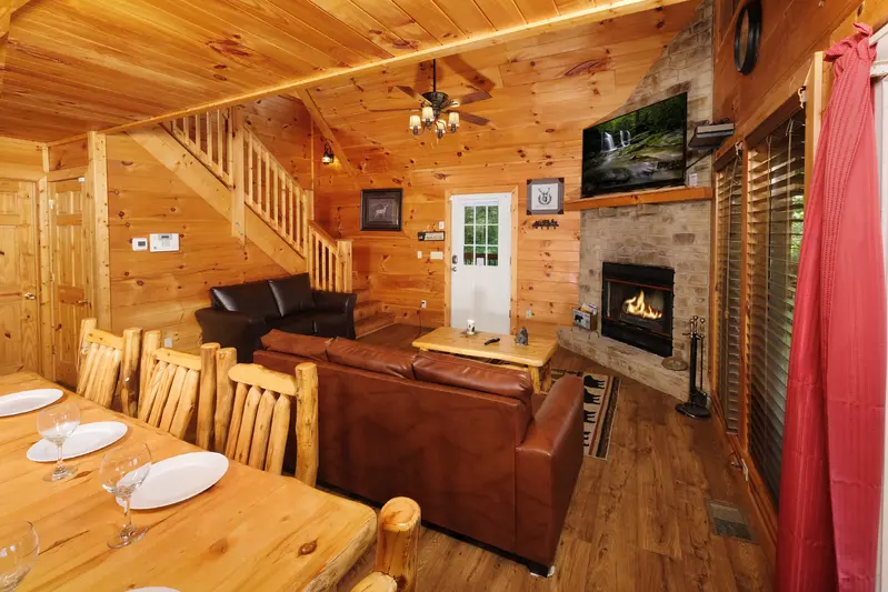 Bearadise Mountain Lodge dining area and living room