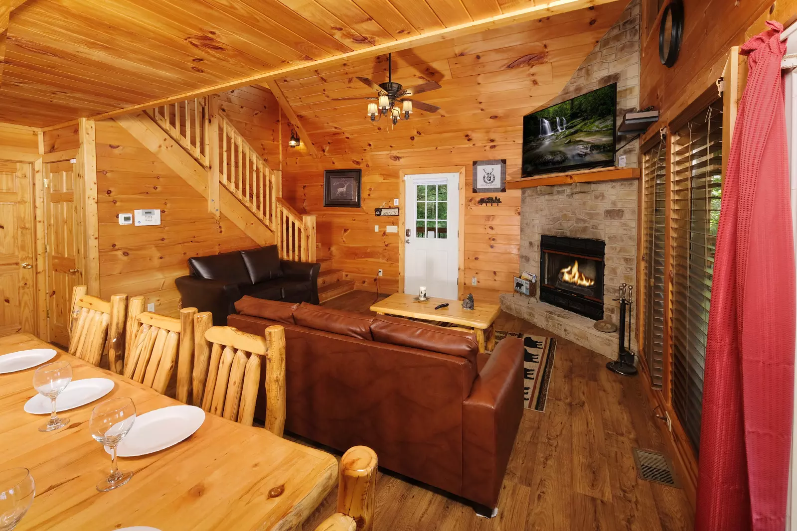 Bearadise Mountain Lodge dining area and living room