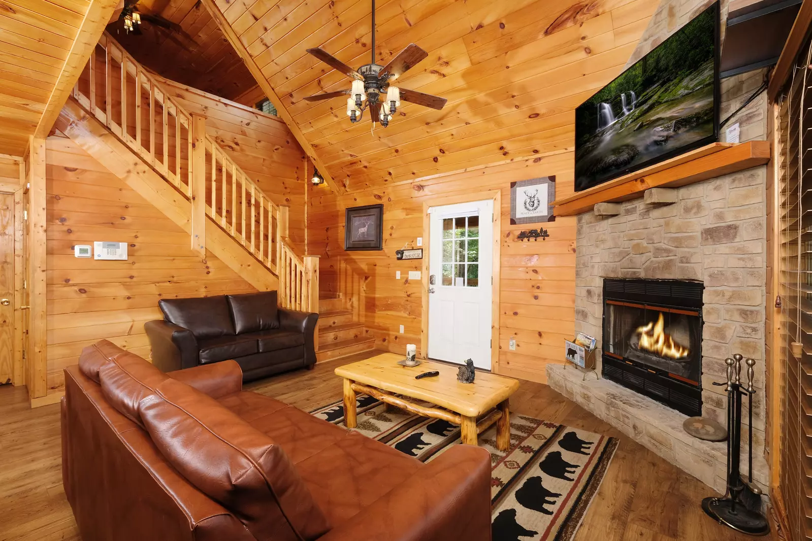 Bearadise Mountain Lodge living room