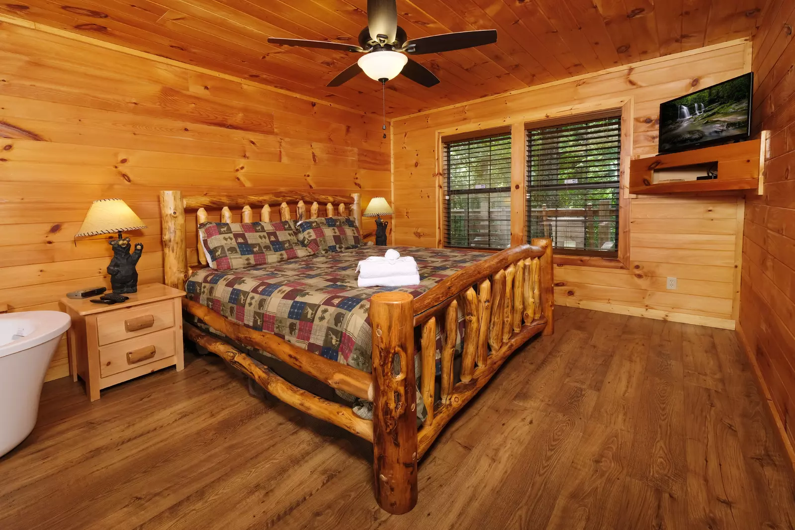 Bearadise Mountain Lodge upper level bedroom with king size bed