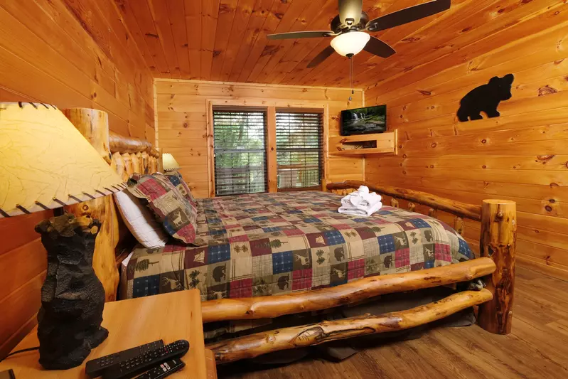 Bearadise Mountain Lodge upper level bedroom