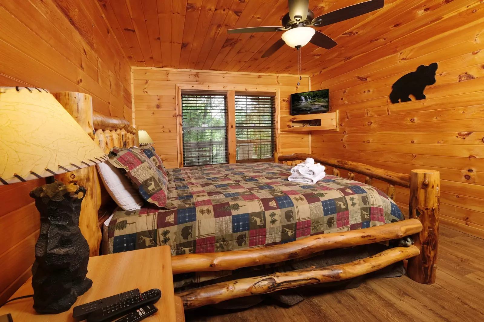 Bearadise Mountain Lodge upper level bedroom