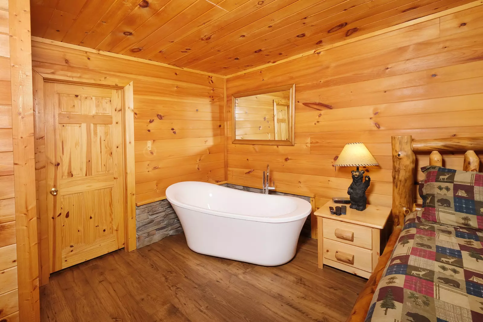 Bearadise Mountain Lodge spa soaking tub