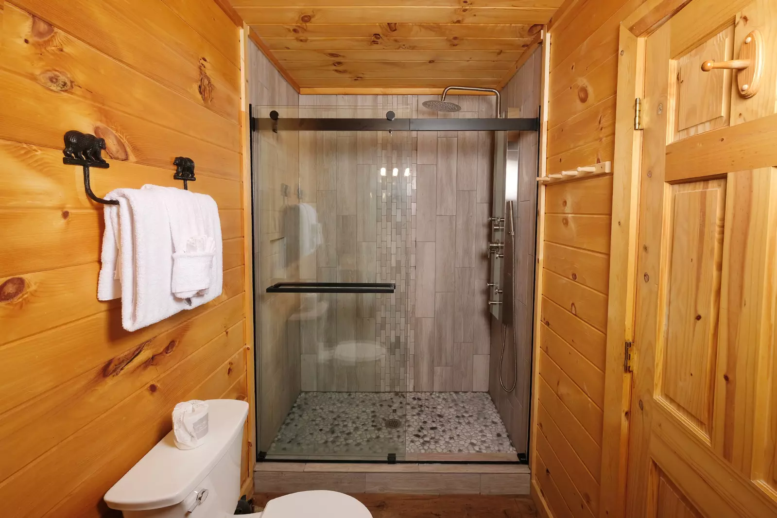 Bearadise Mountain Lodge upper level spa shower