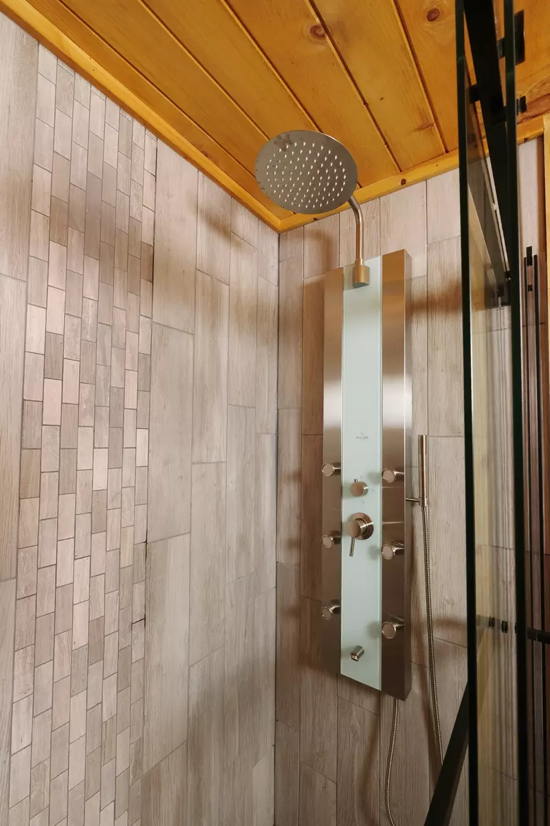 Bearadise Mountain Lodge spa shower