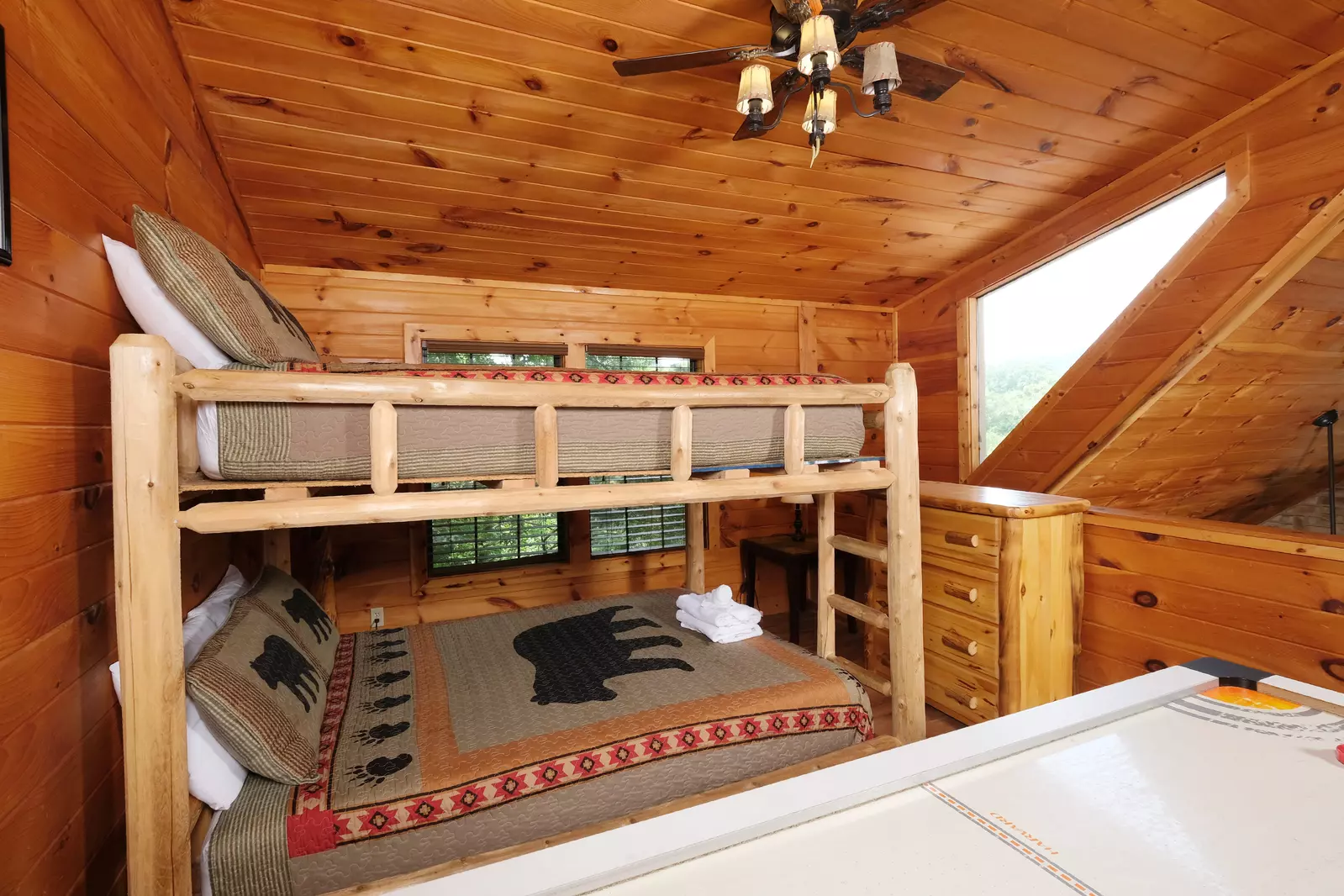 Bearadise Mountain Lodge upper level bunk beds