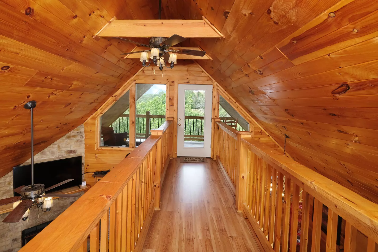 Bearadise Mountain Lodge loft area walkway