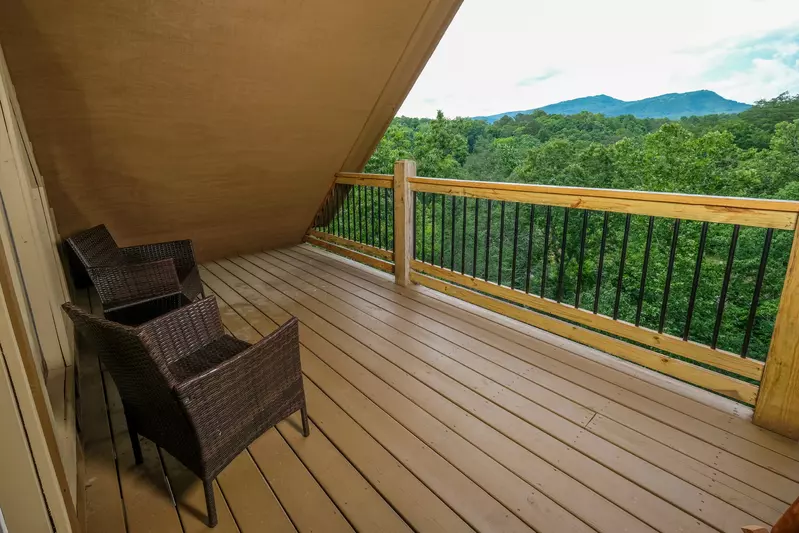 Bearadise Mountain Lodge upper level balcony