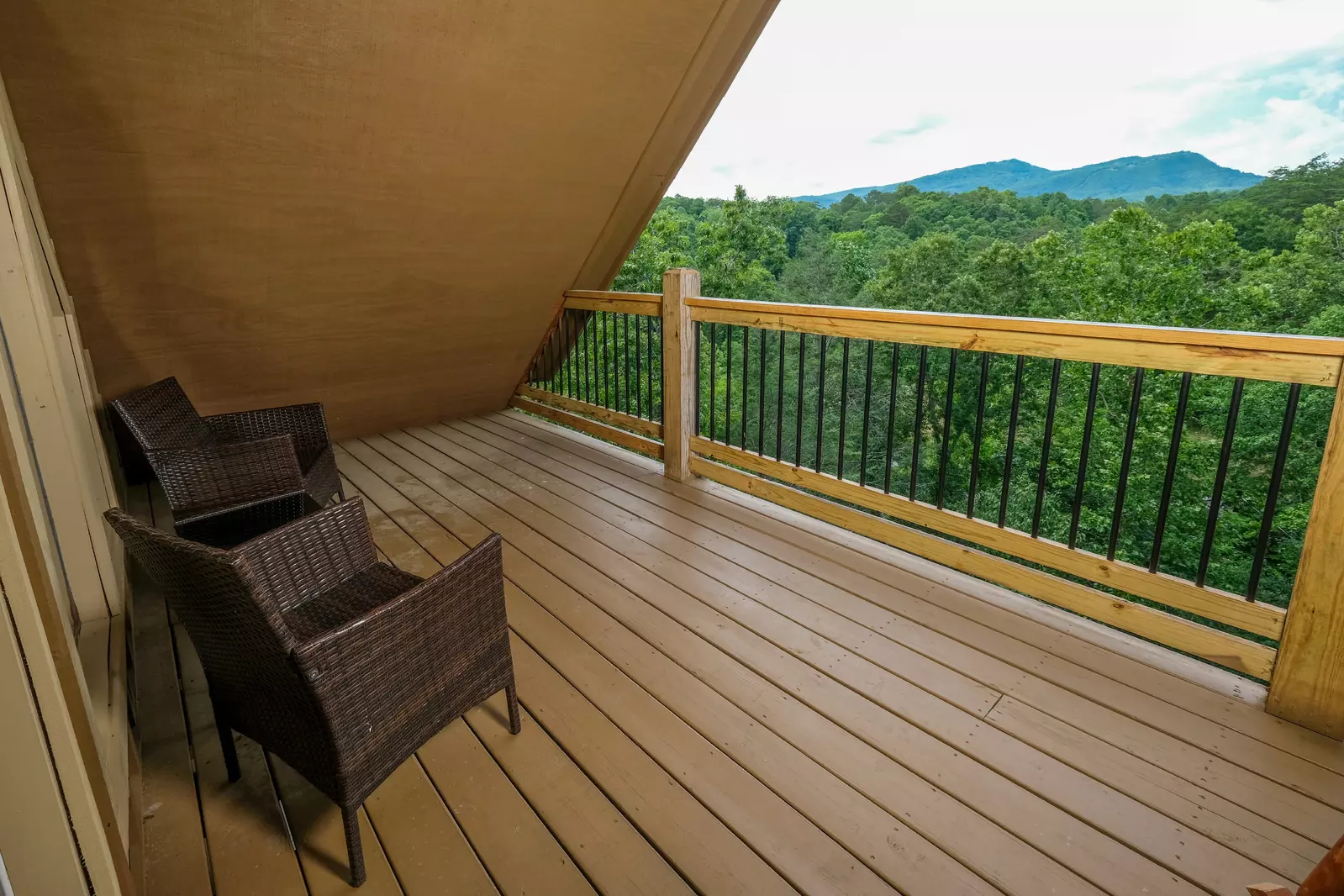 Bearadise Mountain Lodge upper level balcony