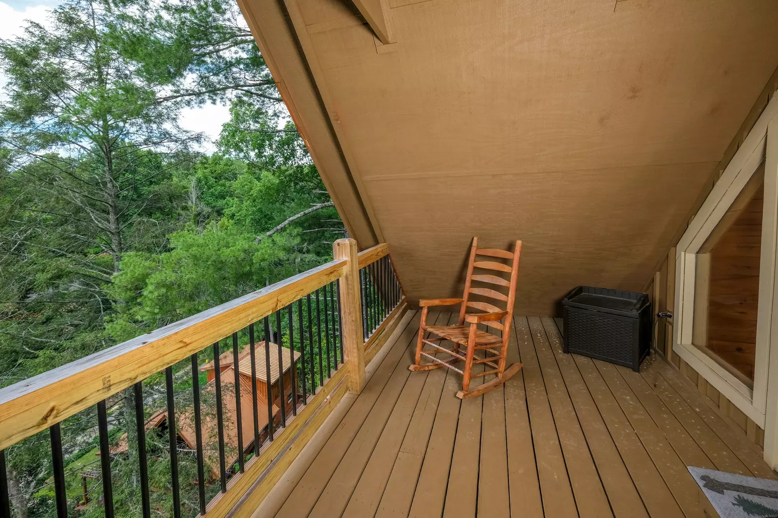 Bearadise Mountain Lodge upper level balcony