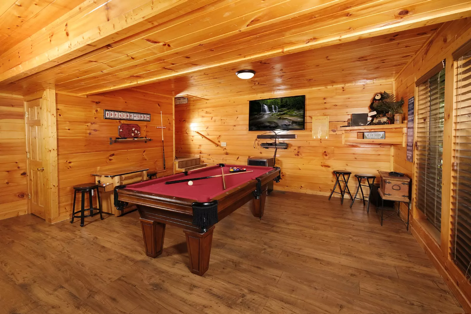 Bearadise Mountain Lodge pool table