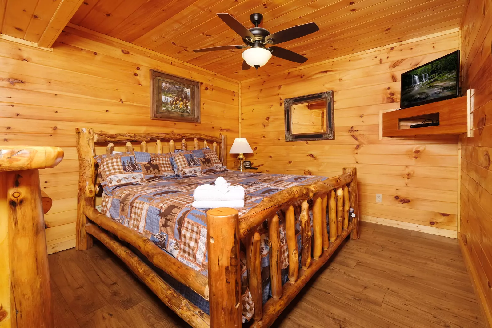 Bearadise Mountain Lodge bedroom with king size bed