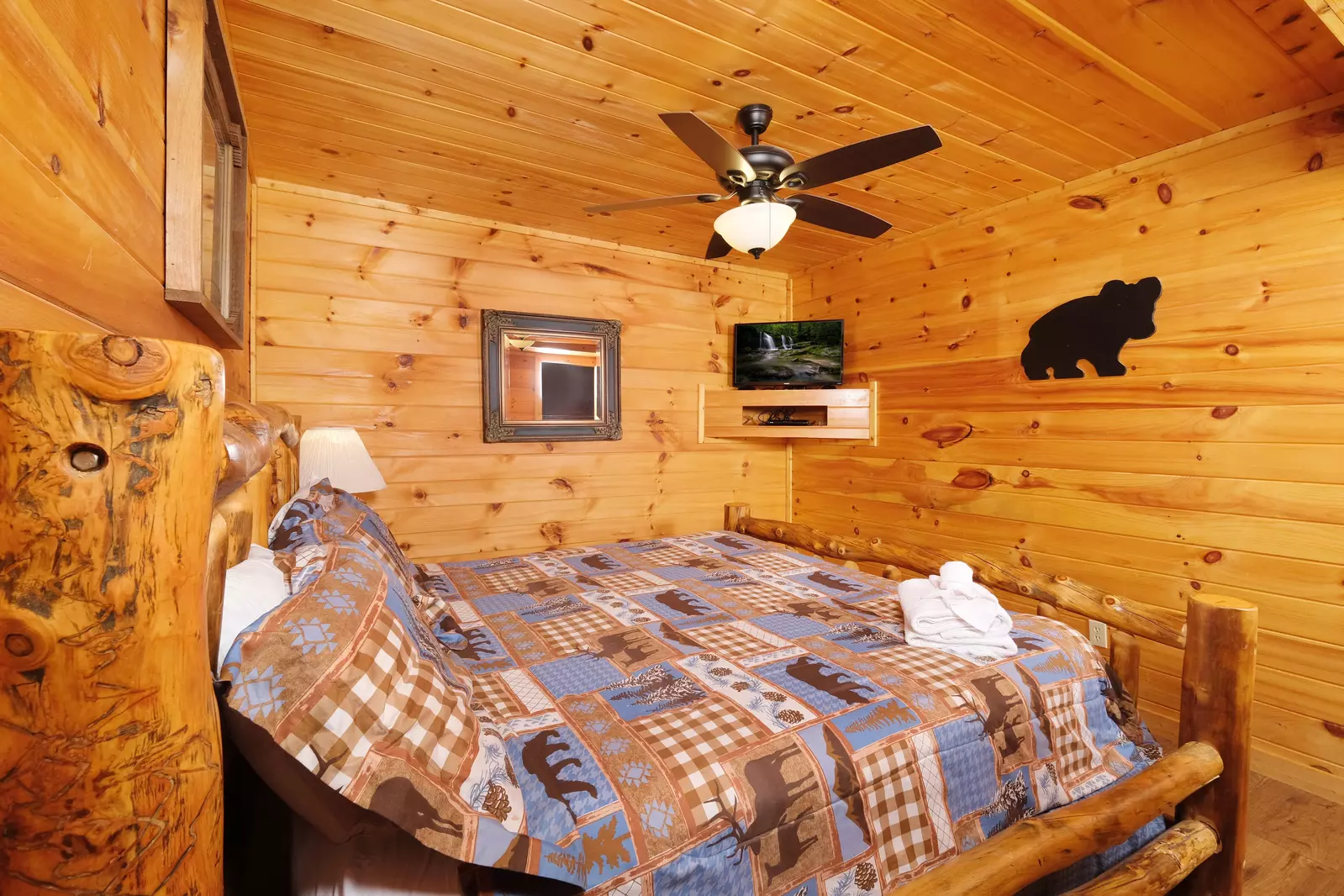 Bearadise Mountain Lodge bedroom with king size bed