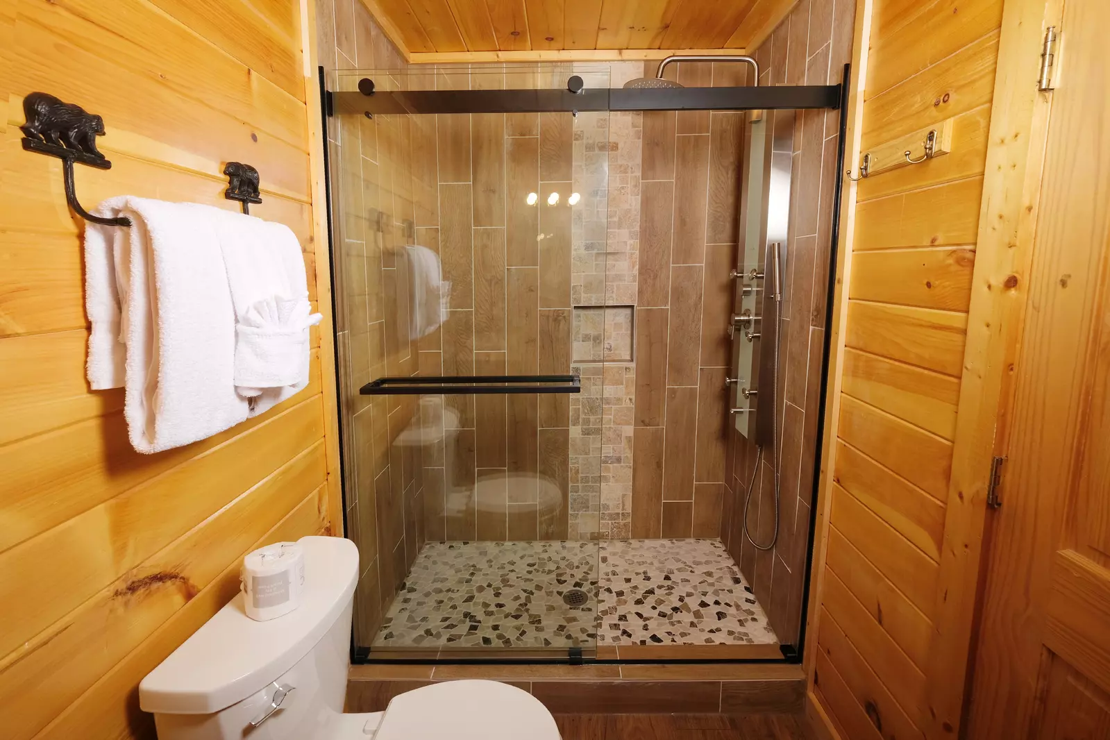 Bearadise Mountain Lodge bathroom with walk in shower