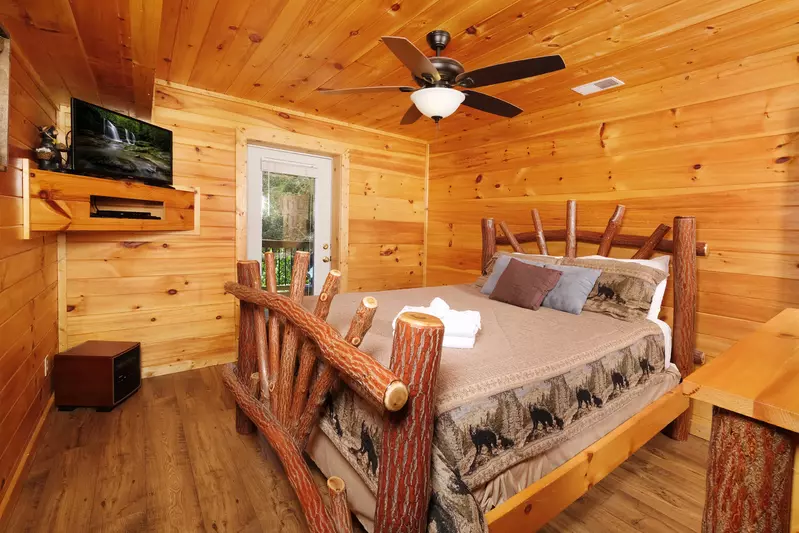 Bearadise Mountain Lodge bedroom with king size bed