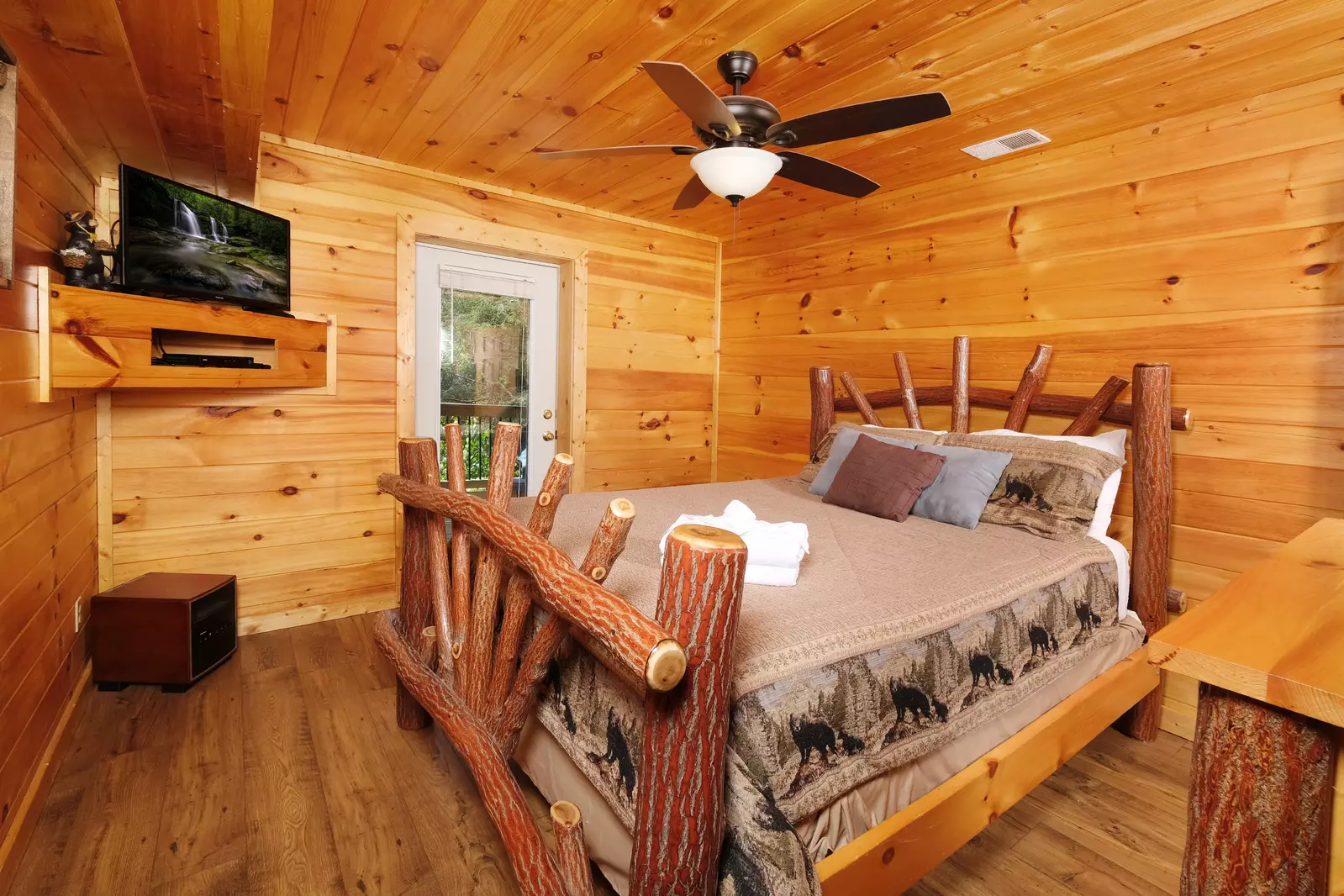 Bearadise Mountain Lodge bedroom with king size bed