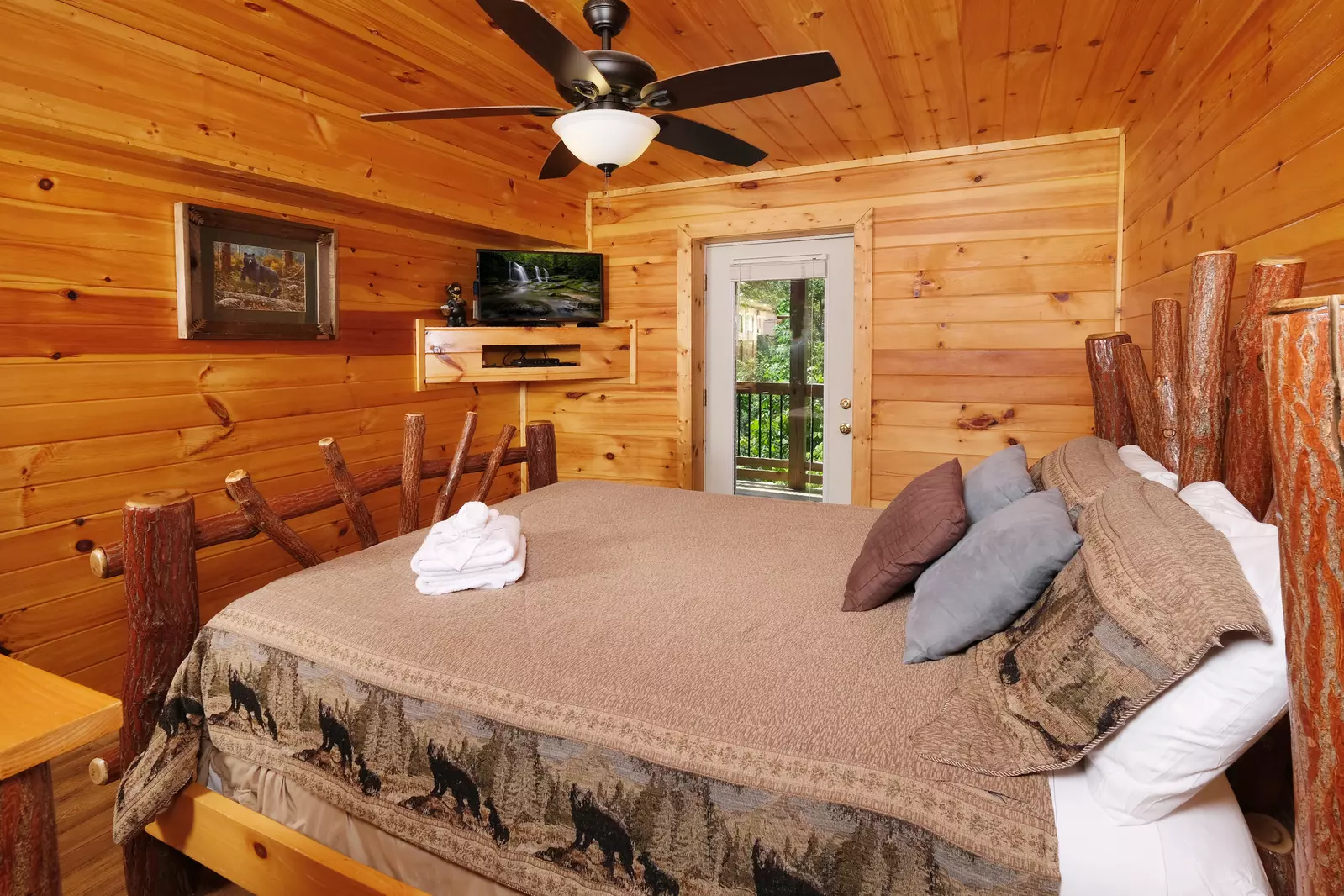 Bearadise Mountain Lodge bedroom with king size bed