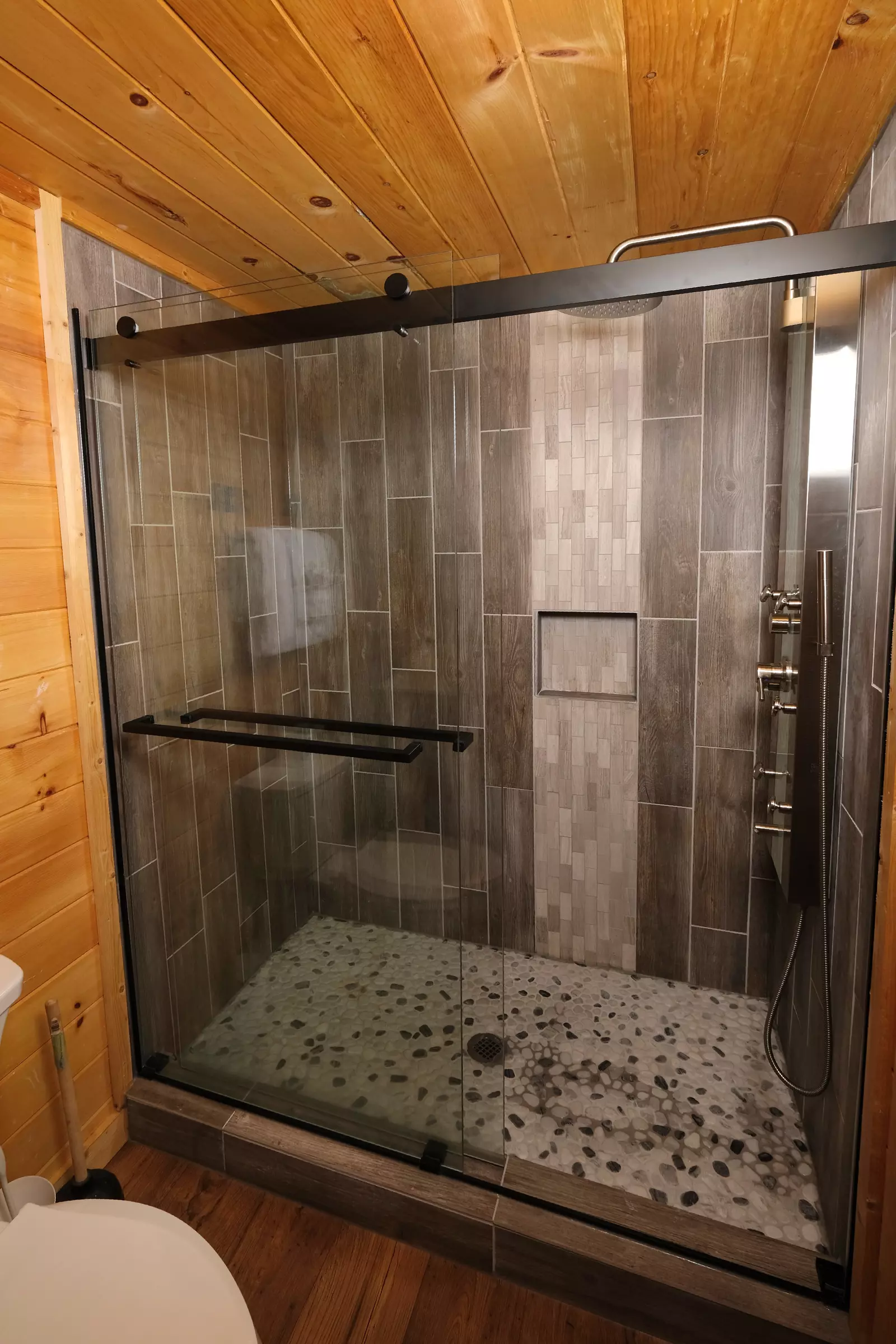 Bearadise Mountain Lodge walk in shower