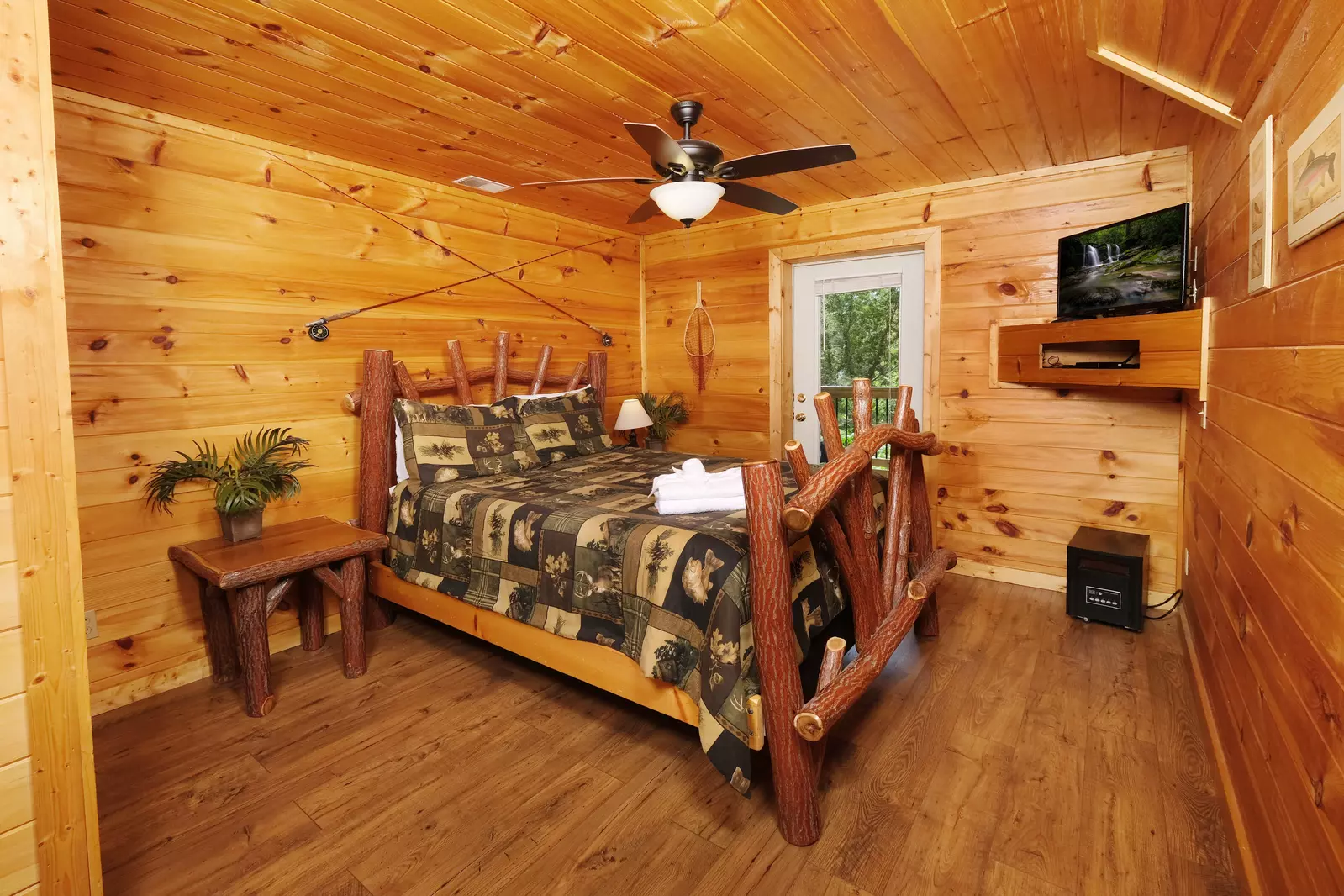 Bearadise Mountain Lodge bedroom with a queen size bed