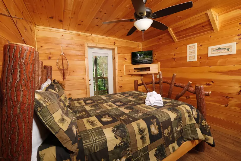 Bearadise Mountain Lodge bedroom with a queen size bed