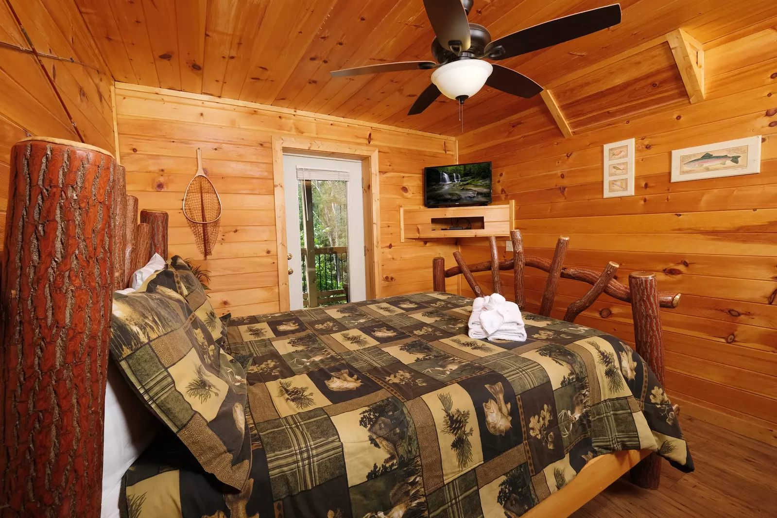 Bearadise Mountain Lodge bedroom with a queen size bed
