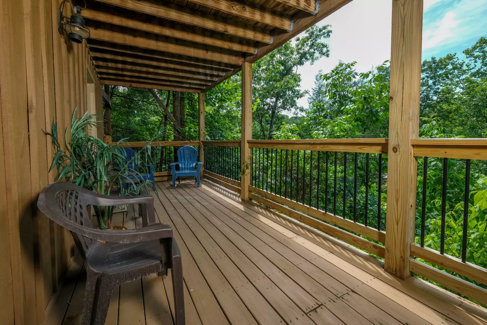 Bearadise Mountain Lodge covered back deck