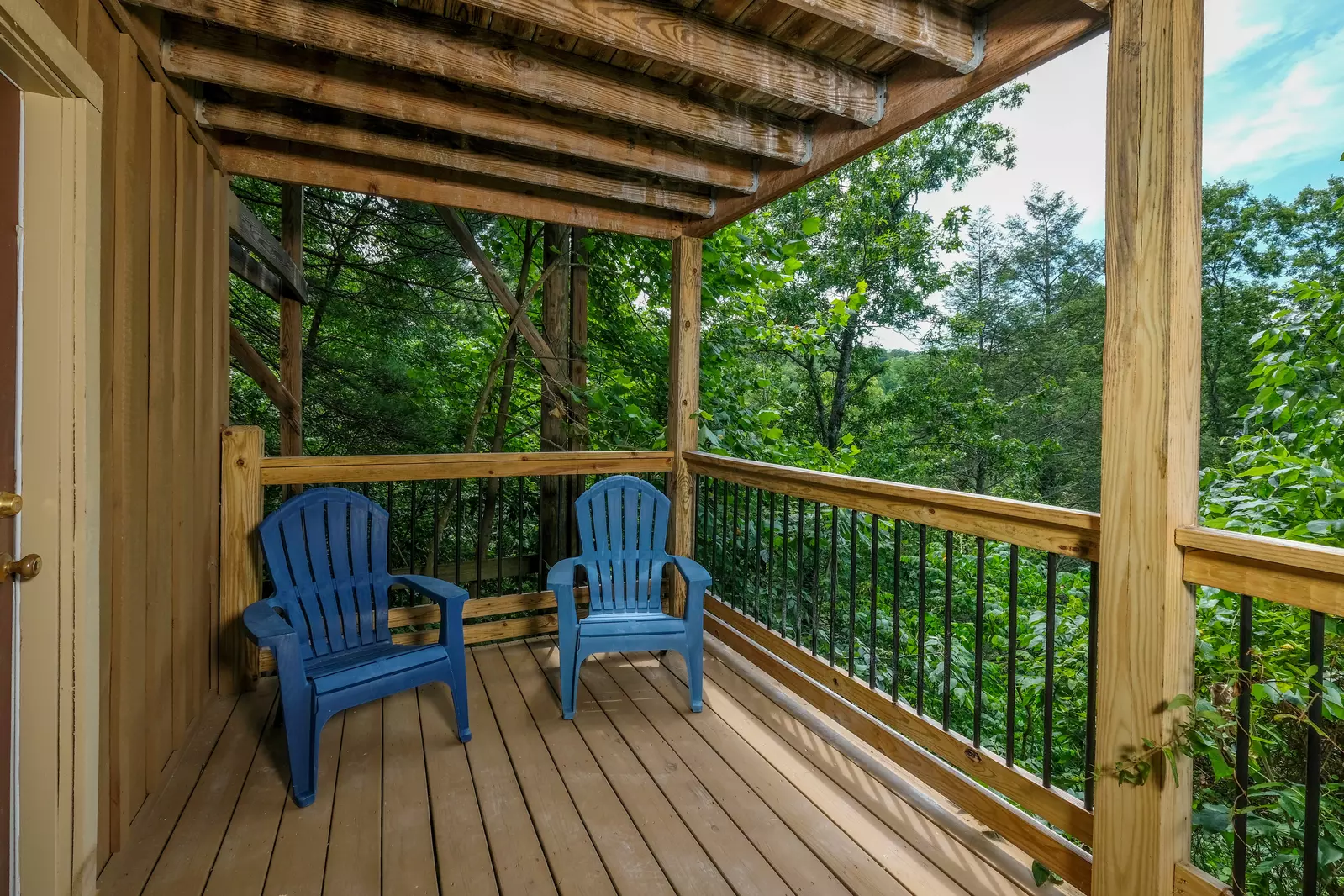 Bearadise Mountain Lodge covered back deck