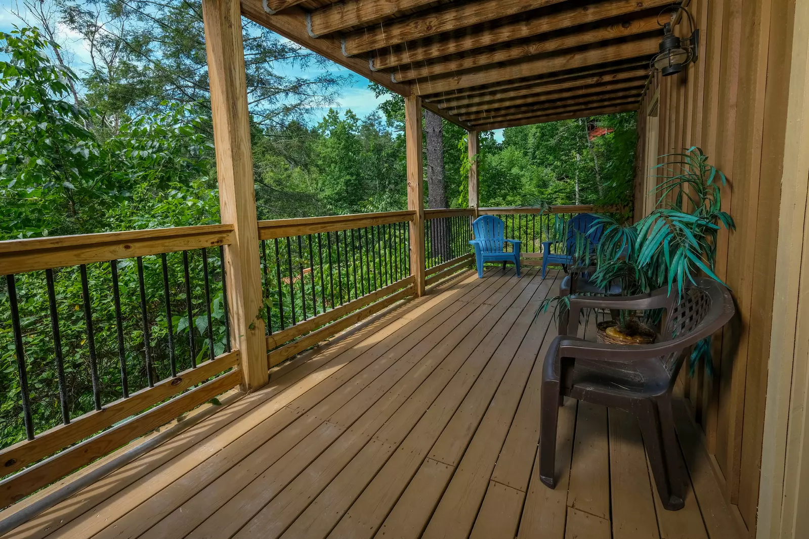 Bearadise Mountain Lodge covered back deck