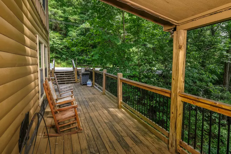 Bearadise Mountain Lodge entry deck with rocking chairs