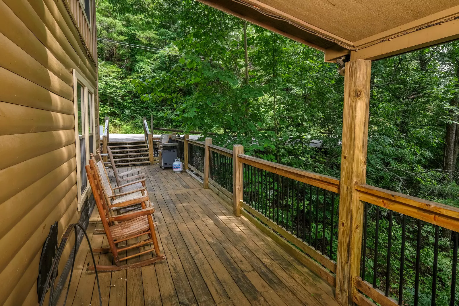 Bearadise Mountain Lodge entry deck with rocking chairs