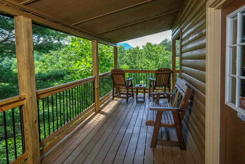 Bearadise Mountain Lodge covered entry deck