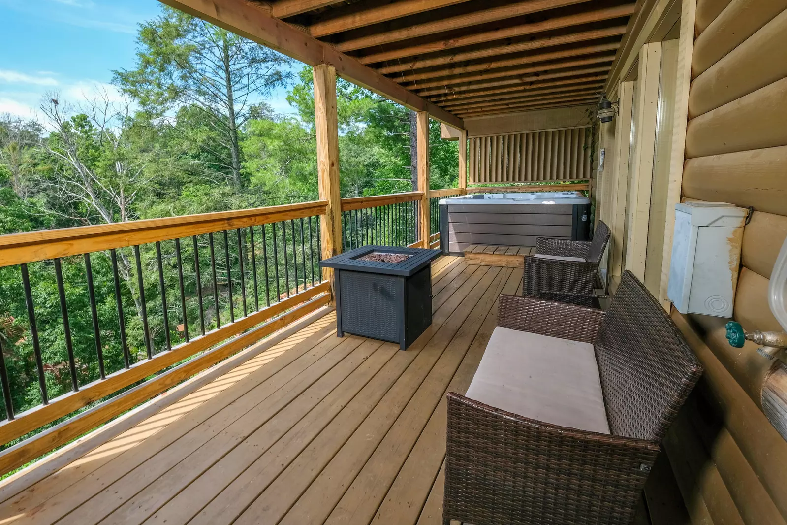 Bearadise Mountain Lodge back deck with hot tub