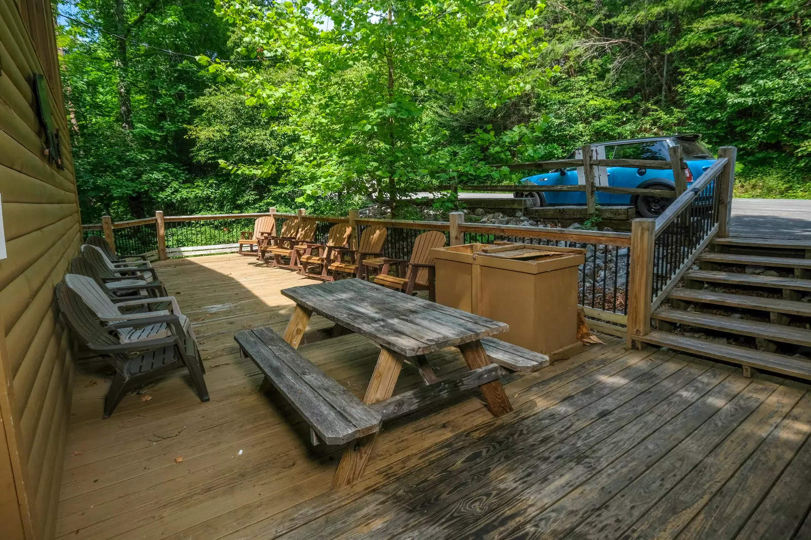 Bearadise Mountain Lodge entry deck with picnic table
