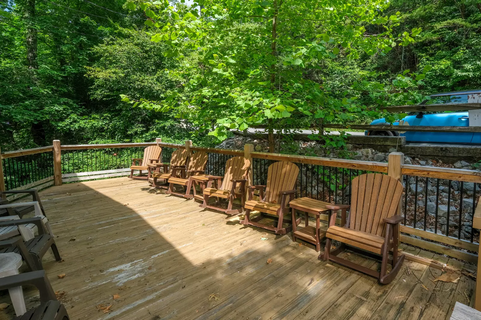 Bearadise Mountain Lodge entry deck with outdoor furniture