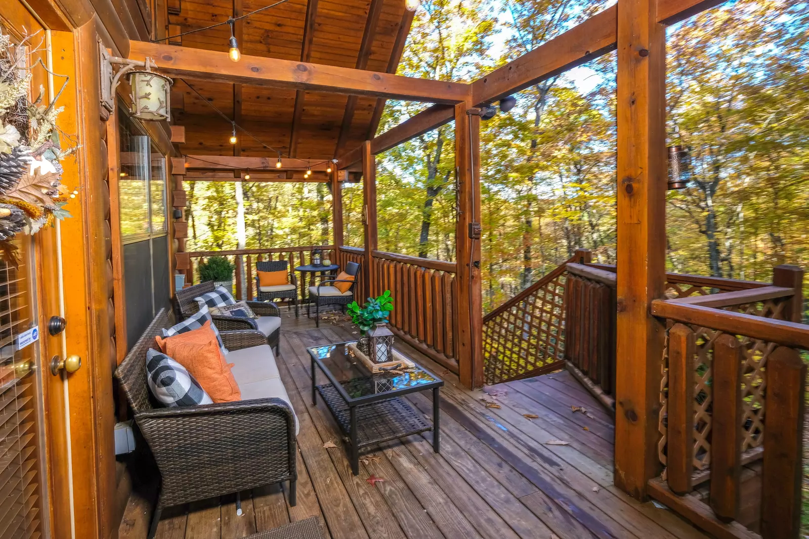 Bearfoots Cozy Cabin main level wraparound deck