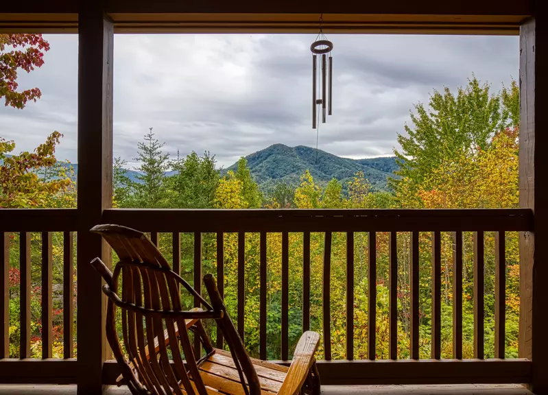 Bearfootin deck with mountain view